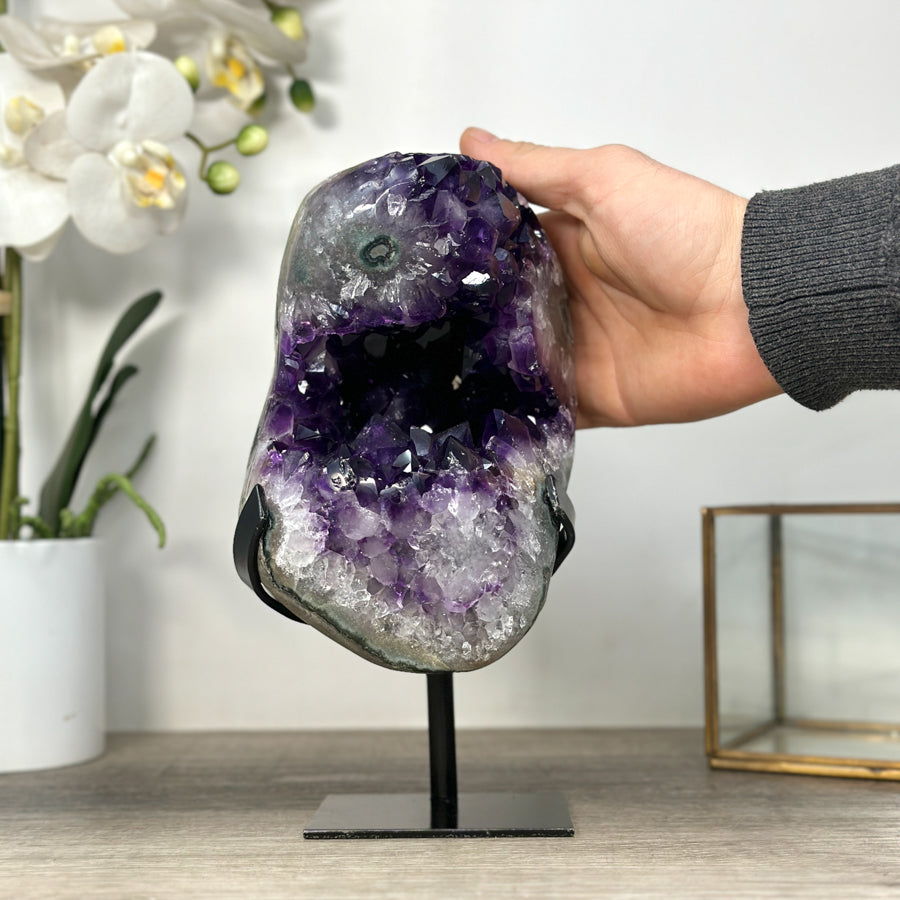 Amethyst-Geode mit groß gewachsener, tiefvioletter Kristallstruktur
