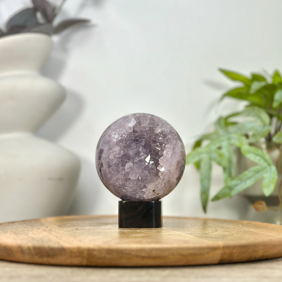 Amethyst-Sphäre mit glänzender Druzy-Oberfläche
