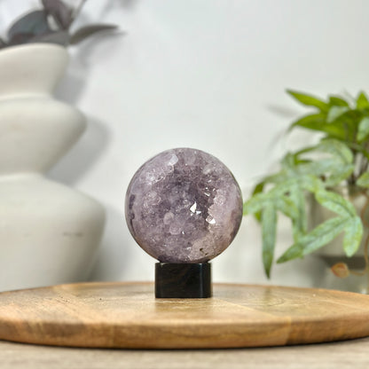 Amethyst-Sphäre mit glänzender Druzy-Oberfläche