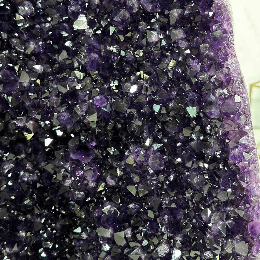 Amethyst-Kathedrale groß mit imposant geöffneter, violetter Kristallkammer