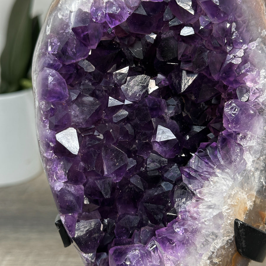 Amethyst-Geode mit tief gesättigter Violettfärbung