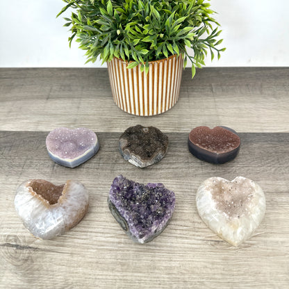 Mineralien-Herzset 6-teilig, mit harmonisch abgestimmter, polierter Natursteinstruktur