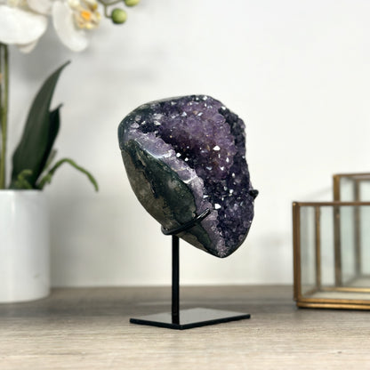 Amethyst-Kristallcluster mit gleichmäßig gewachsener Kristallstruktur