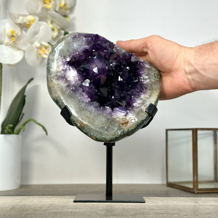 Amethyst-Geode mit weit geöffneter, leuchtender Kristallkammer