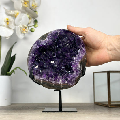 Amethyst-Geode mit klar konturierter Außenform