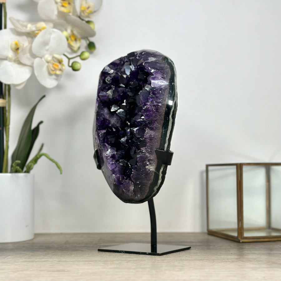 Amethyst-Stein mit breit gefächerter, tiefvioletter Kristallzone