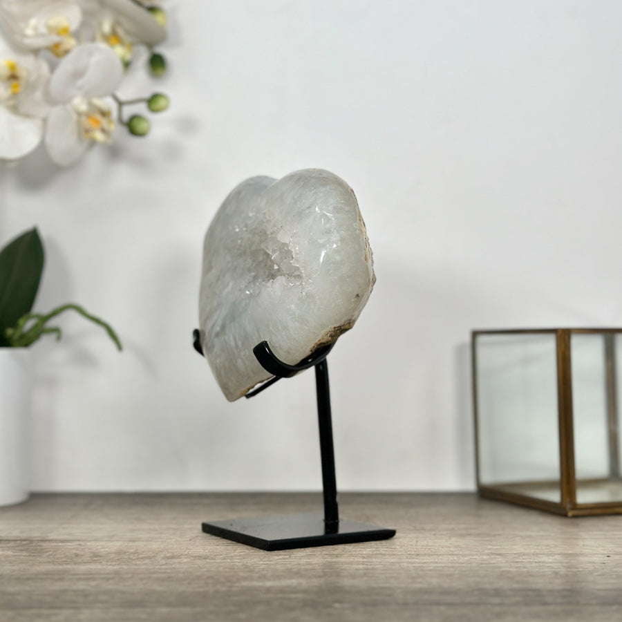 Quarz-Herzskulptur mit kristallklarer, prismatischer Kristallbildung