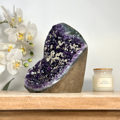 Amethyst-Geode groß mit Kalzit-Einschlüssen und kraftvoller Kristallstruktur