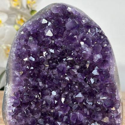 Amethyst-Kathedrale mit dicht gewachsener, violetter Kristallstruktur