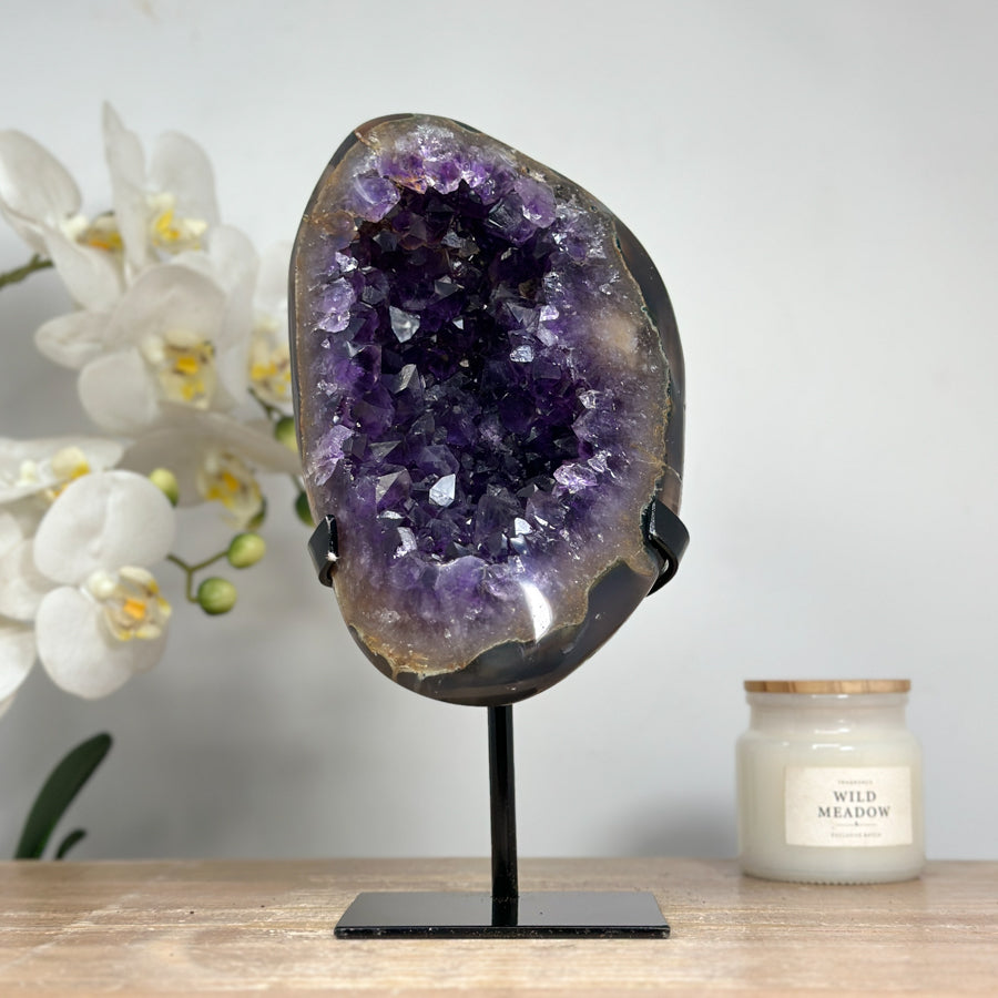 Amethyst-Geode mit Achat-Schale und strukturierter Kristallkammer