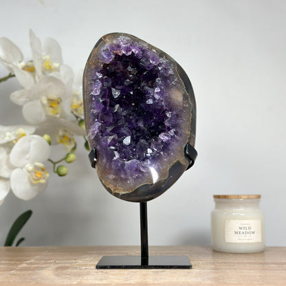 Amethyst-Geode mit Achat-Schale und strukturierter Kristallkammer