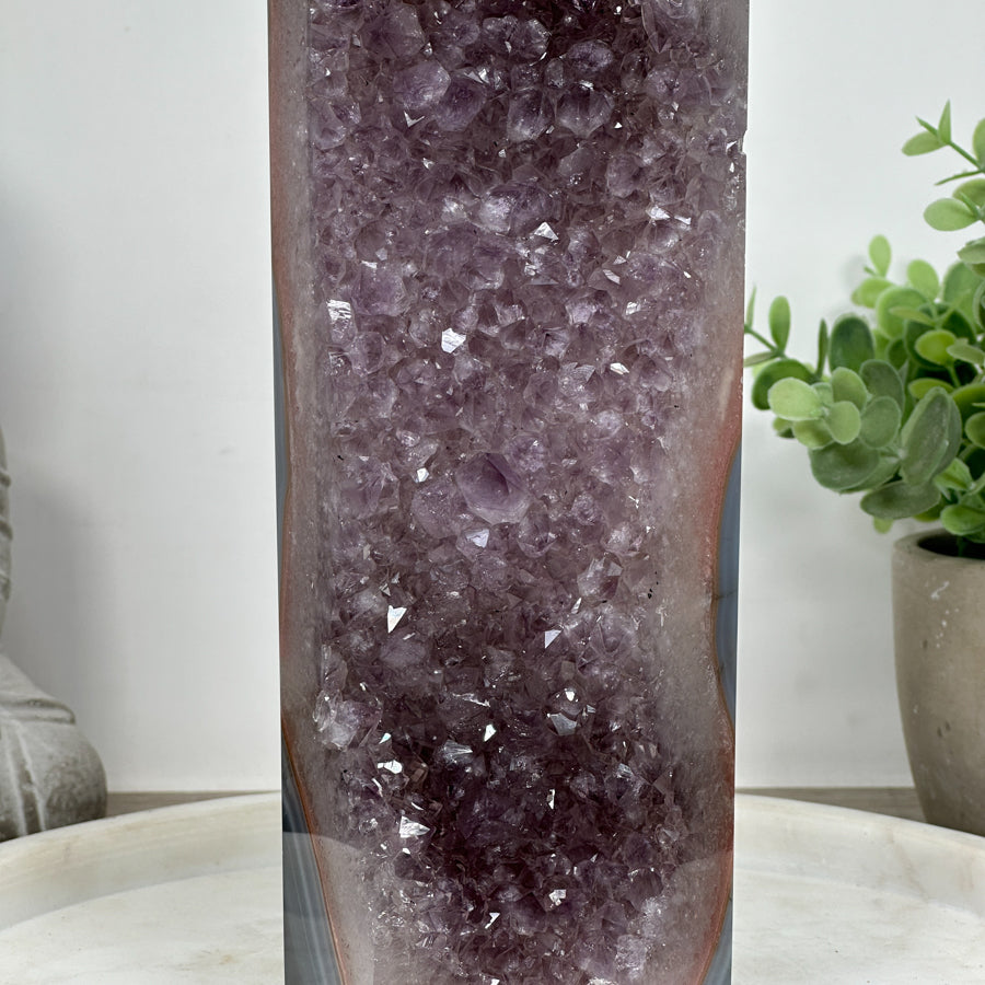 Blaugebänderter-Achat-Amethyst-Obelisk mit markanter Mineralienstruktur
