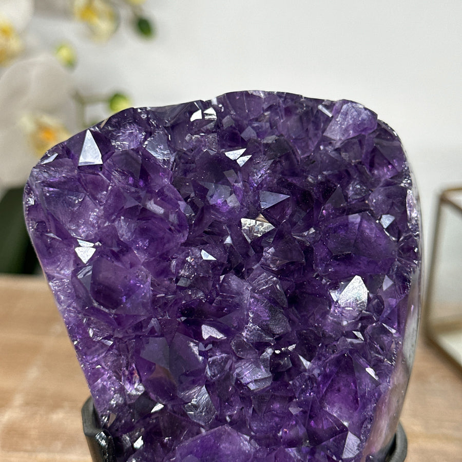 Amethyst-Kristallcluster mit großkristalliner, glänzender Oberfläche