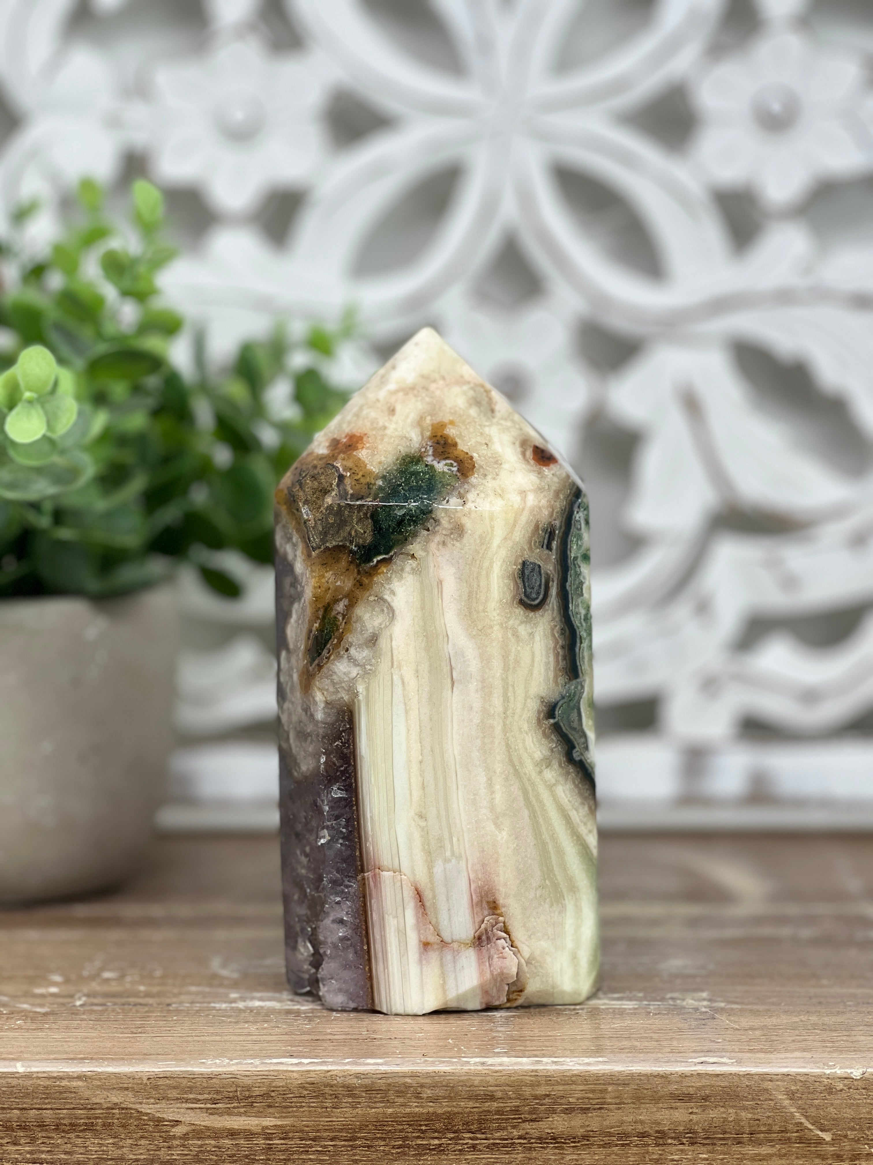 Amethyst-Jaspis-Obelisk mit kontrastreicher Mineralstruktur