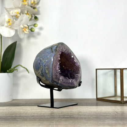 Amethyst-Geode mit Achat-Schale und kompakter Kristallstruktur