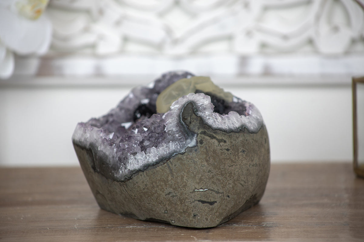 Amethyst-Geode mit wunderschön hervorstechender Kalzit-Kristallbildung