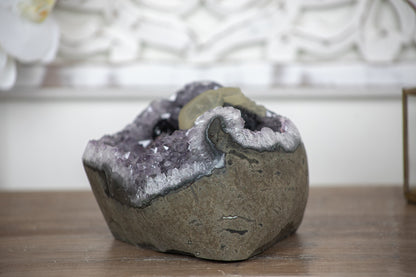 Amethyst-Geode mit wunderschön hervorstechender Kalzit-Kristallbildung