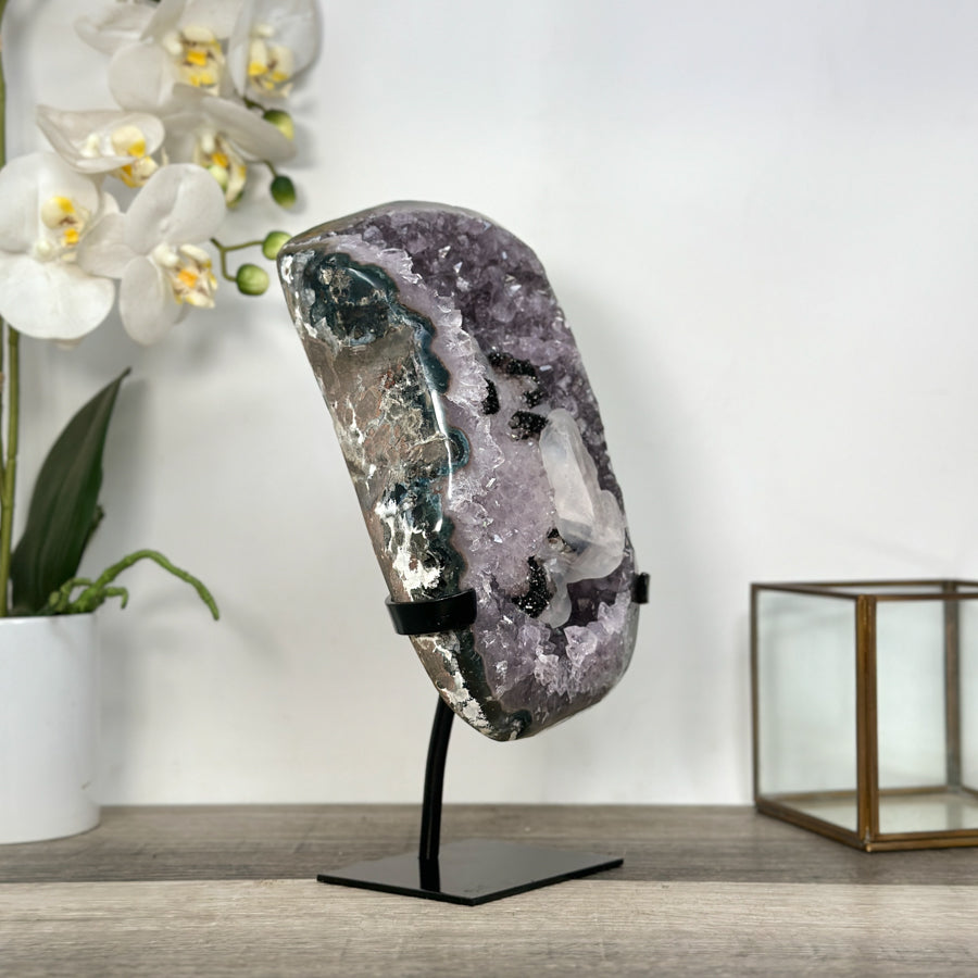 Amethyst-Geode mit strukturierter Kalzitformation und kompakter Kristallarchitektur