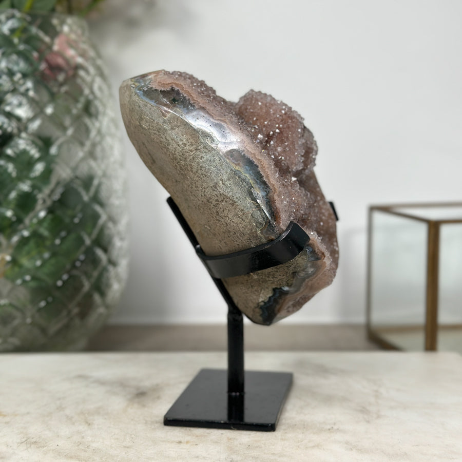 Quarz-Druzy mit kristalliner Calcitauflage und funkelnder Oberflächenstruktur