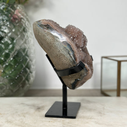 Quarz-Druzy mit kristalliner Calcitauflage und funkelnder Oberflächenstruktur