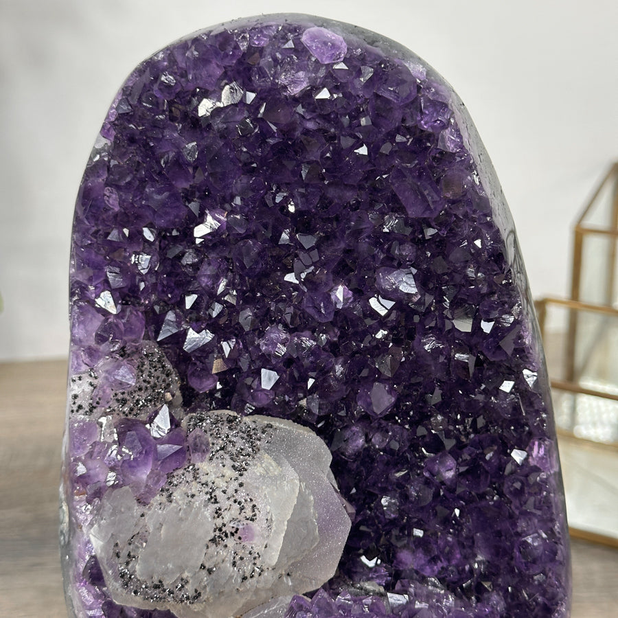 Amethyst-Stein mit kontrastreicher Kalzit- und schwarzer Hämatit-Matrix