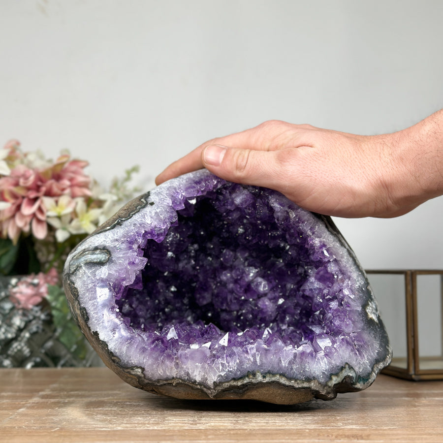 Amethyst-Geode groß mit kraftvoll ausgeprägter Kristallstruktur