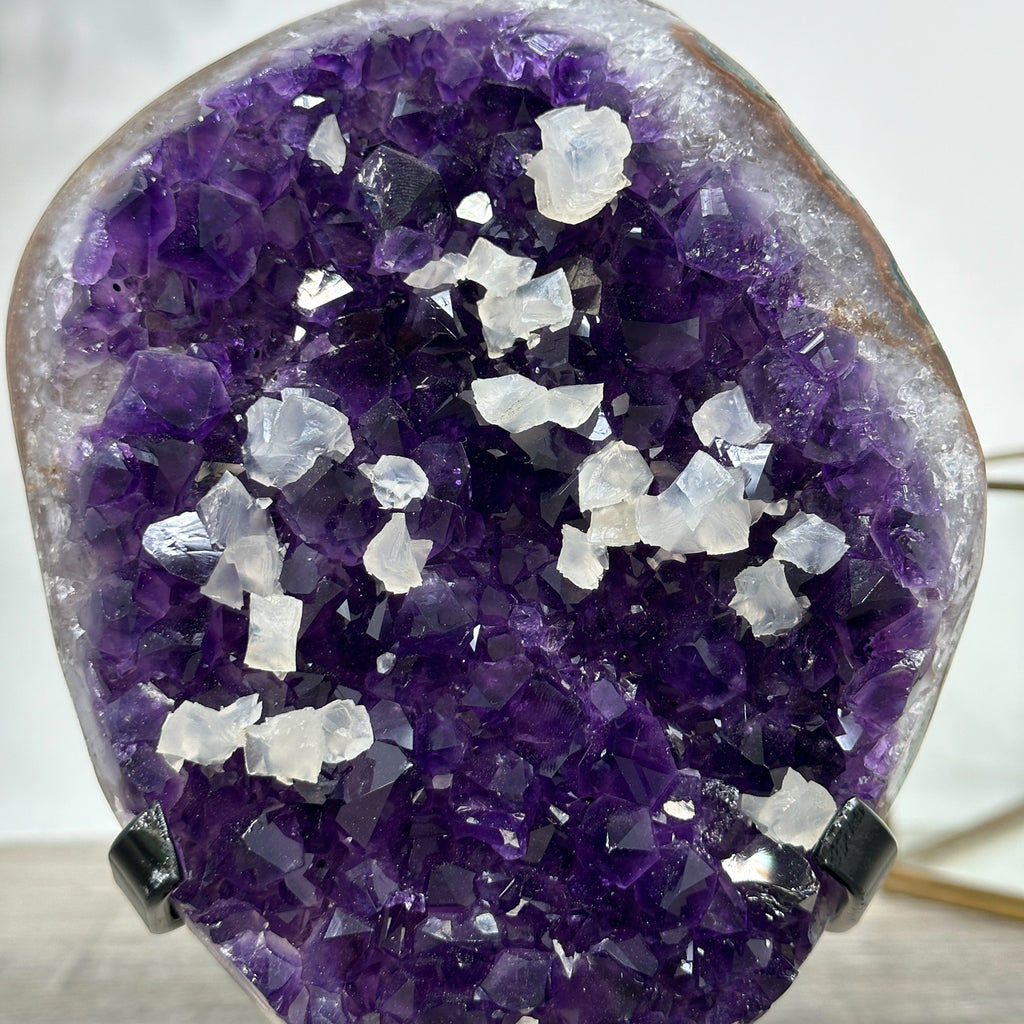 Amethyst-Cluster mit kontrastreicher weißer Kalzitformation