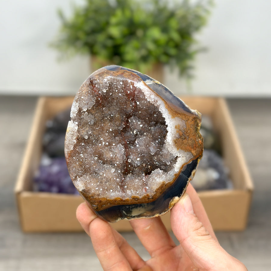 Mineralien-Ensemble mit kompakter Formation und feiner Kristallstruktur