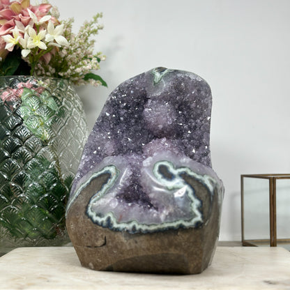 Amethyst-Jaspis-Geode massiv mit stalaktitischer Kristallstruktur und mystisch grüner Jaspis-Matrix