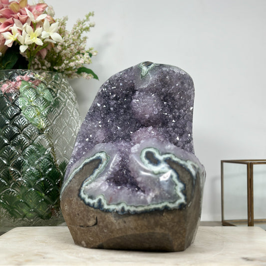 Amethyst-Jaspis-Geode massiv mit stalaktitischer Kristallstruktur und mystisch grüner Jaspis-Matrix