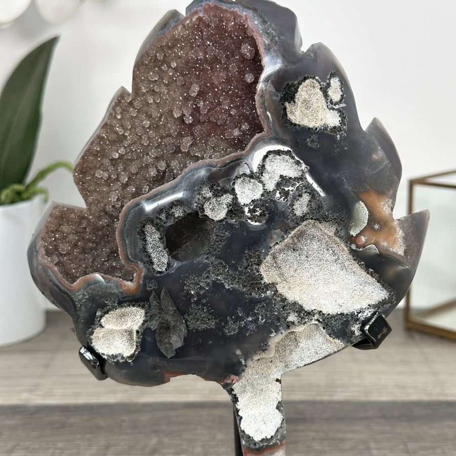Achat-Geode mit braunen Nuancen und Druzy-Kristallen als Stein-Blatt