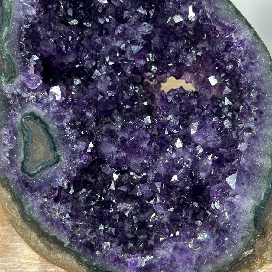 Amethyst-Geode mit wunderschön funkelnder Kristallkammer