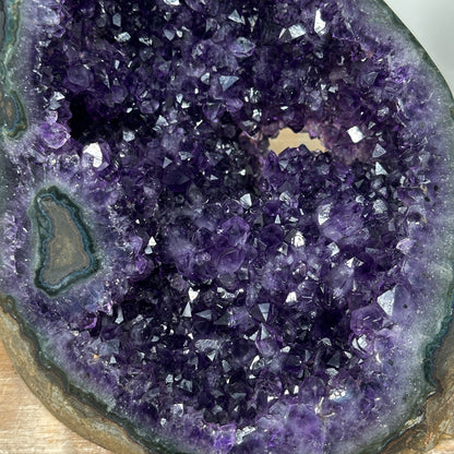 Amethyst-Geode mit wunderschön funkelnder Kristallkammer