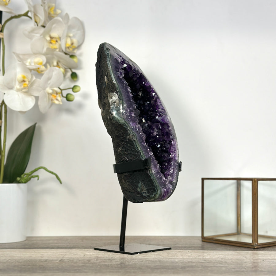 Amethyst-Geode mit intensiv schattierter, dunkler Kristallzone