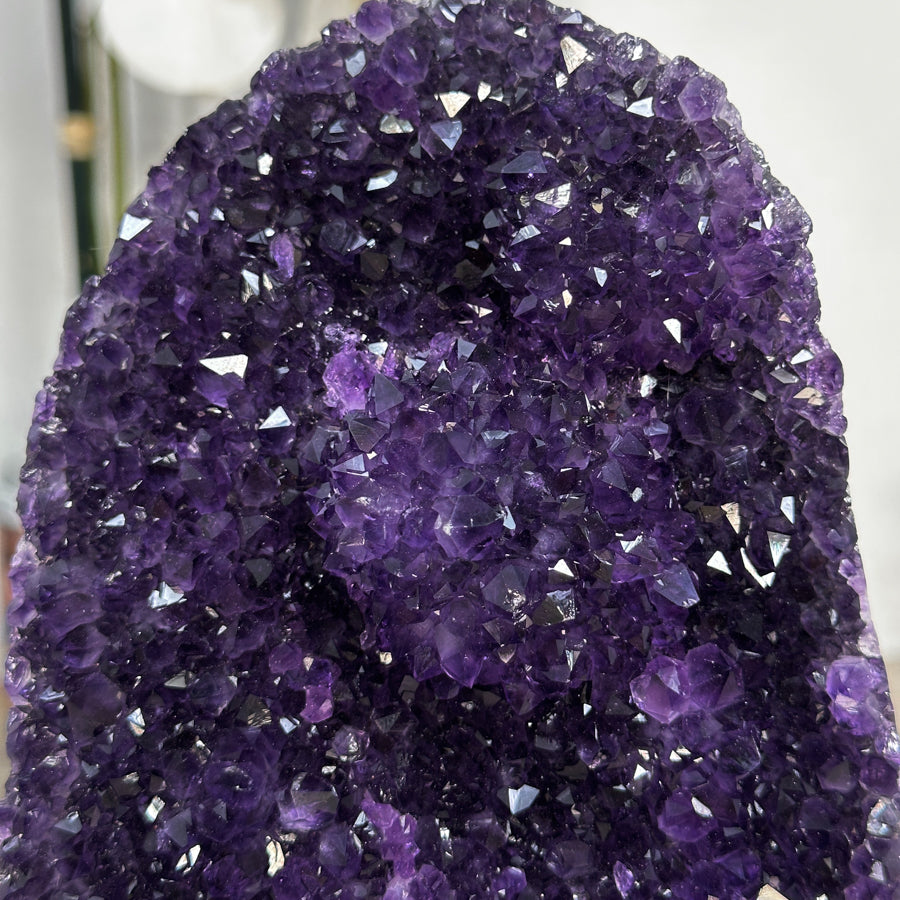 Amethyst-Kristallcluster mit ausdrucksstarker, violett-brauner Tiefenwirkung