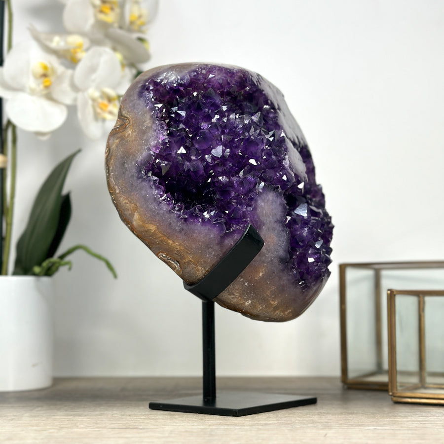 Amethyst-Cluster mit kompakt gewachsener, stalaktitischer Innenstruktur, in ausgewählter Spitzenqualität