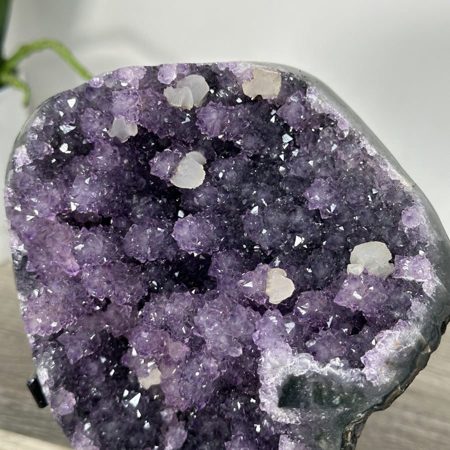 Amethyst-Cluster mit tiefvioletter, kompakter Kristallstruktur