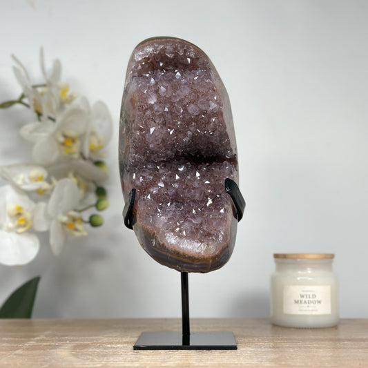 Amethyst-Blauachat-Kristallcluster mit kontrastreicher Mineralstruktur