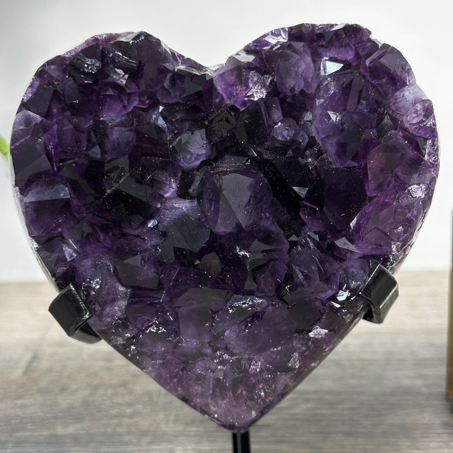 Amethyst-Herzskulptur mit großkristalliner, intensiv violetter Kristallbildung