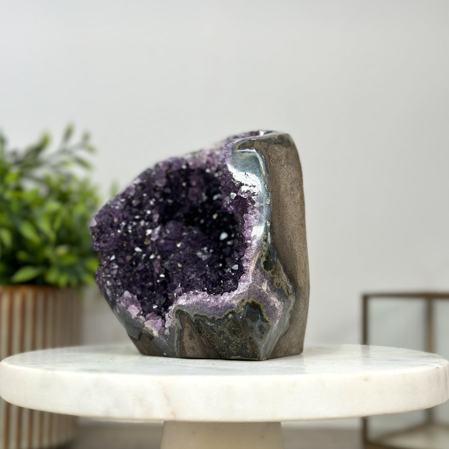 Amethyst-Geode mit geschnittener Standbasis und klarer Kristallstruktur