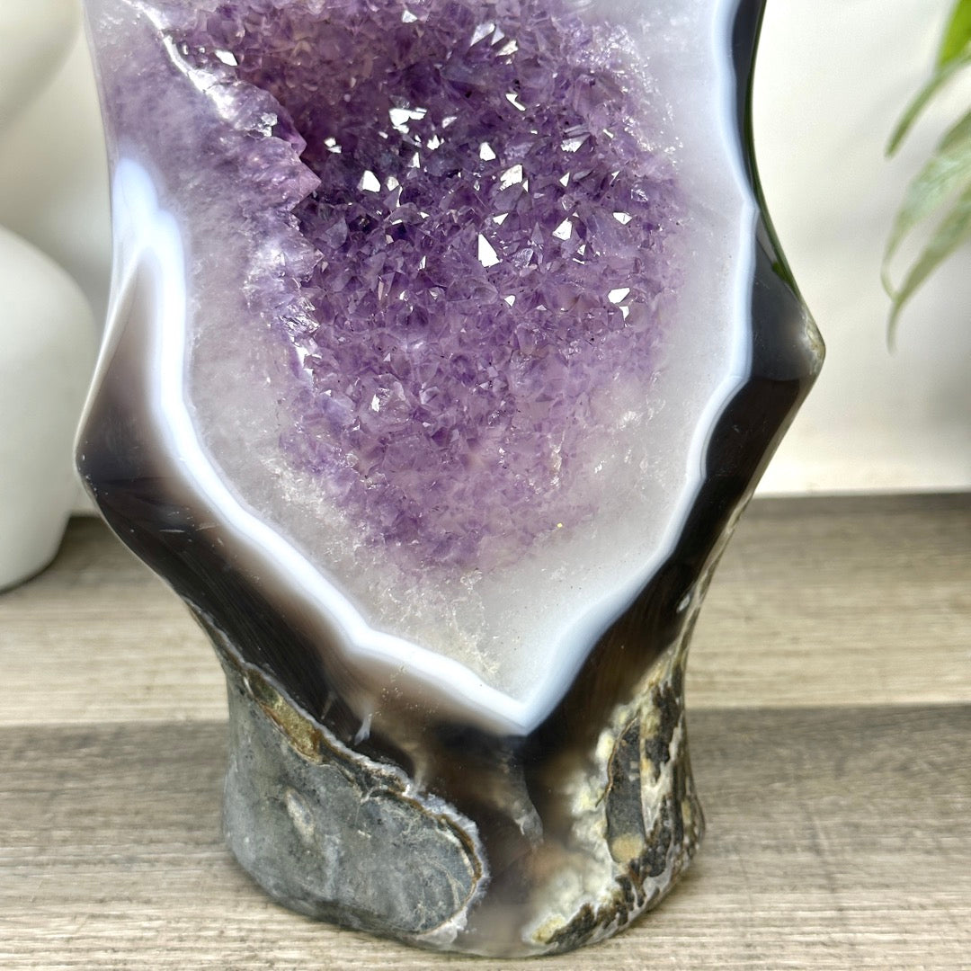 Amethyst-Skulptur mit einzigartiger Kristallarchitektur und Quarz-Einschlüssen