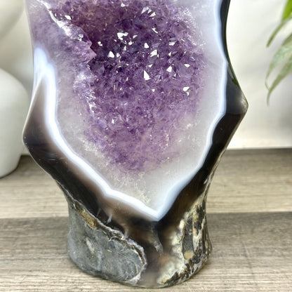 Amethyst-Skulptur mit einzigartiger Kristallarchitektur und Quarz-Einschlüssen