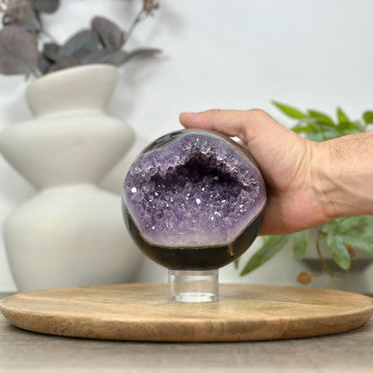 Amethyst-Achat-Steinkugel groß mit gleichmäßiger Kristallstruktur