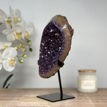 Amethyst-Kristallcluster mit klar ausgerichteten Kristallspitzen
