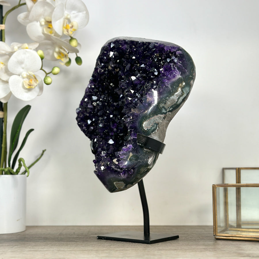 Amethyst-Kristallformation mit monumental gewachsener Kristallstruktur, in exklusiver Premiumqualität
