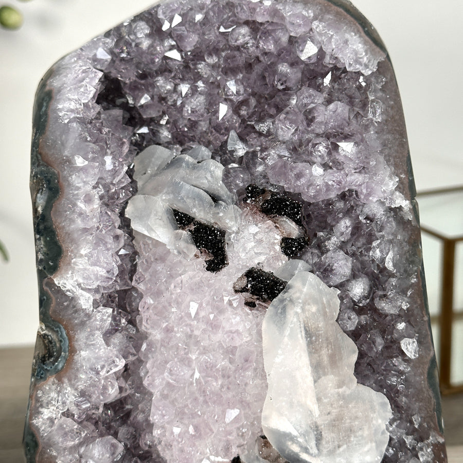 Amethyst-Geode mit strukturierter Kalzitformation und kompakter Kristallarchitektur