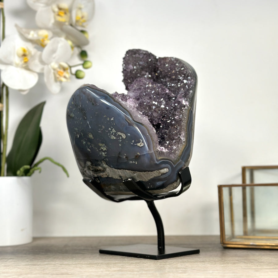Amethyst-Achat-Exemplar mit integrierten Hämatit-Formationen