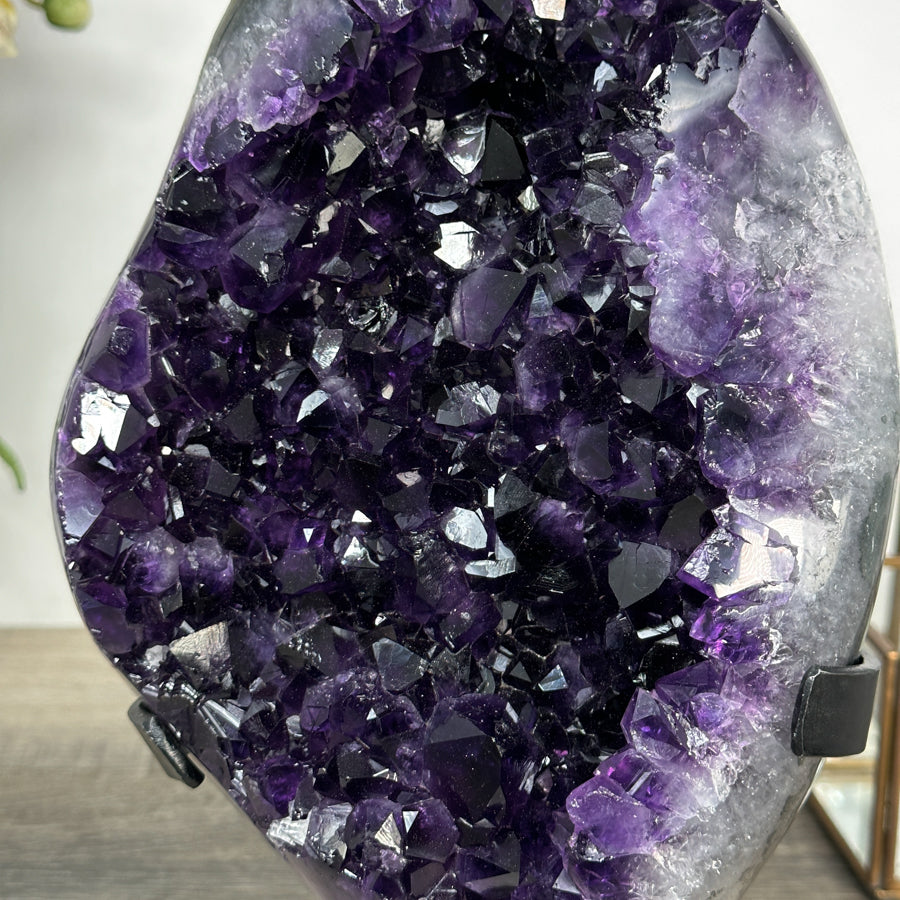 Amethyst-Kristallcluster mit intensiv dunkler Purpurzone