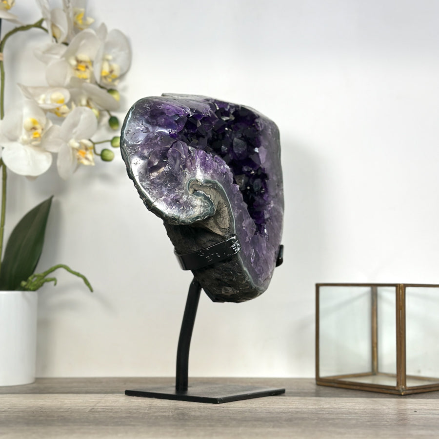 Amethyst-Geode groß mit klar definierter, prismatischer Formation