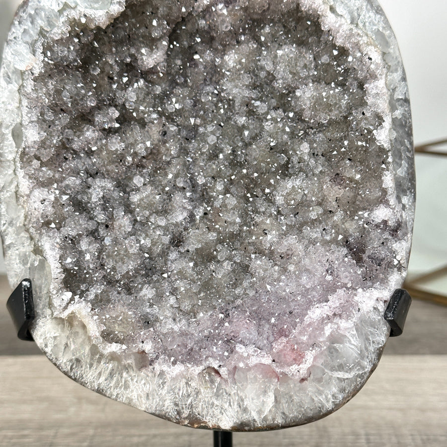 Quarz-Geode mit funkelnder Kristallstruktur